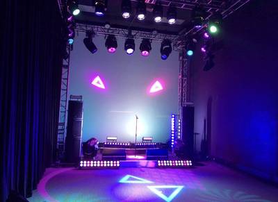 Vari-Lite Demo Room — full rig with triangle gobos