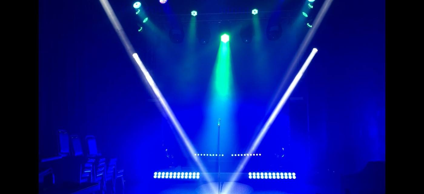 Vari-Lite Demo Room — blue V-beam state with green centre spot