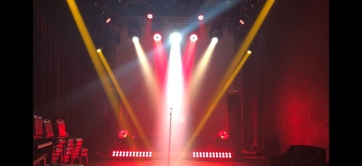 Vari-Lite Demo Room — red and yellow multi-beam fan state