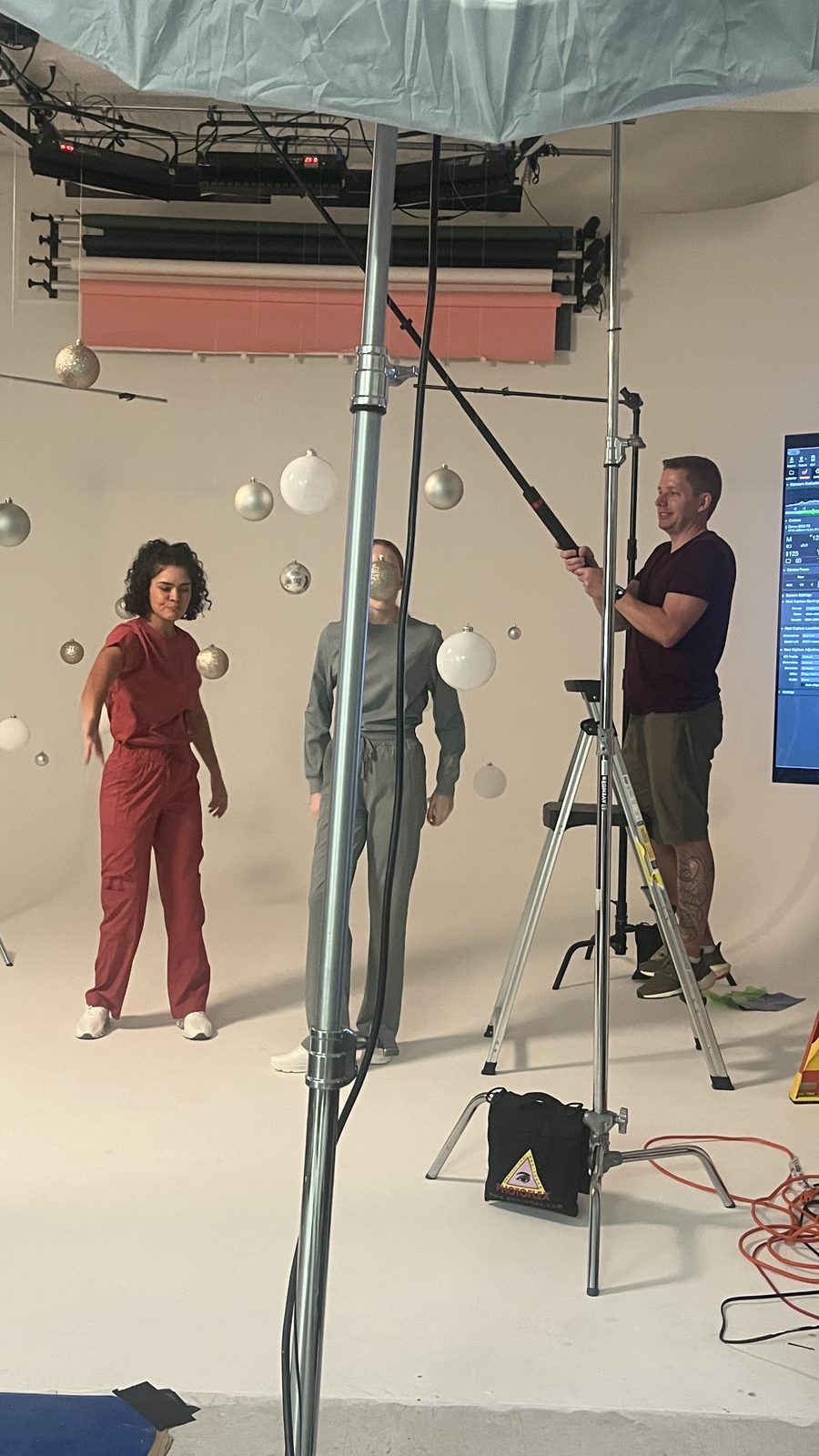 Dressing the suspended-ornament holiday seamless